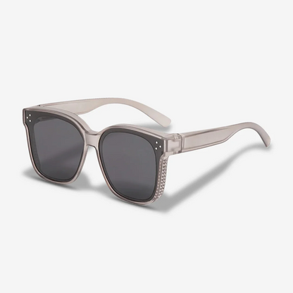 Lunettes de soleil polarisées pour femmes portant des lunettes